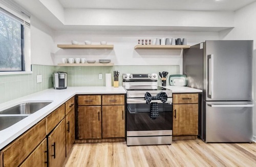 Jacksonville House | Balcony Dreams, Prime Locale Near Must-Sees