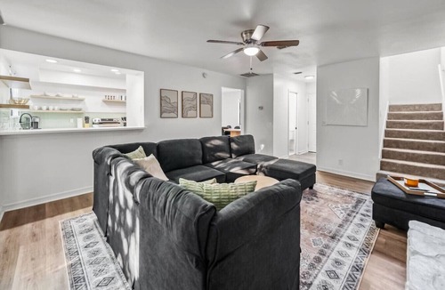 Jacksonville House | Balcony Dreams, Prime Locale Near Must-Sees