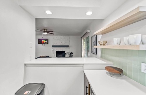 Jacksonville House | Balcony Dreams, Prime Locale Near Must-Sees