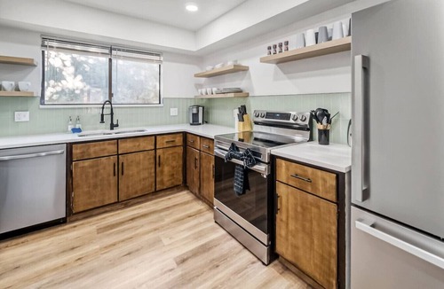 Jacksonville House | Balcony Dreams, Prime Locale Near Must-Sees