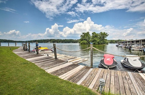 Hot Springs House | Balcony & Lake Access: Hot Springs Getaway!