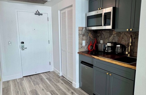 Coconut Grove Condo | Balcony Ocean View ! Pool - WiFi - Gym - Parking
