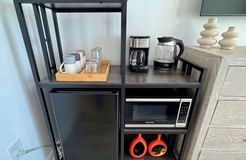 Coconut Grove Condo | Balcony Ocean View ! Pool - WiFi - Gym - Parking