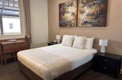 Murray Bridge Hotel | Balcony On Sixth Lodge