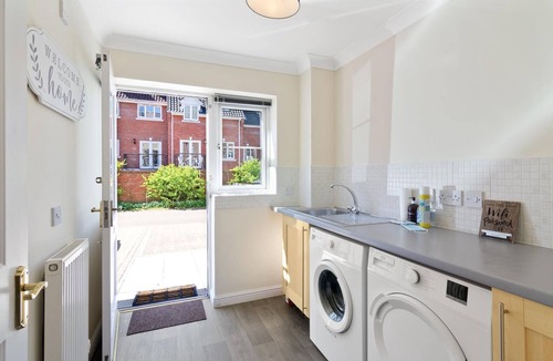 Norwich House | Balcony Parking 50Mbps Full Kitchen Washer