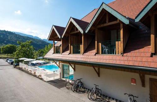 Giez Apartment | Balcony Views in Northern Alps