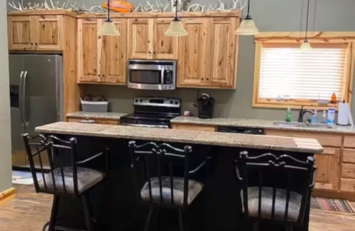 Baldwin City Cabin | Baldwin City's Tallgrass lodge
