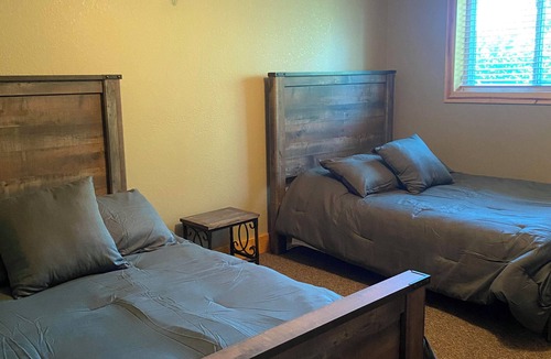Baldwin City Cabin | Baldwin City's Tallgrass lodge