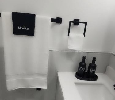 Baldwin Harbor Apartment | Baldwin, NY 1 Bedroom Apartment Queen Size Bed