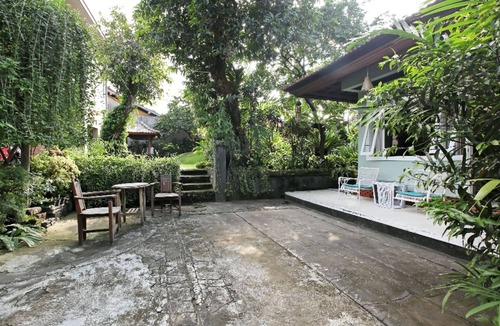 Denpasar Utara House | Bale Dangin Bungalow perfect for family of 4-5