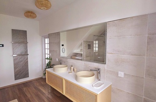 La Roche-sur-Yon Bed & Breakfast | Bali bed and breakfast with heated pool and secure parking