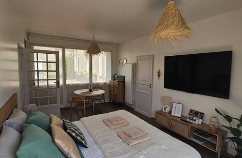 La Roche-sur-Yon Bed & Breakfast | Bali bed and breakfast with heated pool and secure parking