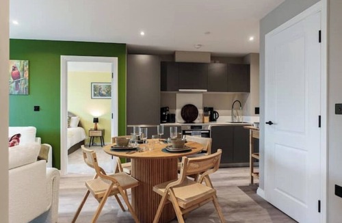 Holbeck Apartment | Balinese Escape - 2Bed 2Bath Leeds Centre and Stadium