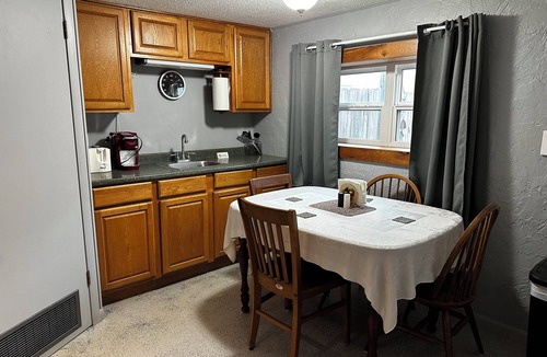 Cawker City House | Ball Of Twine Inn Cozy 1 bedroom stay in Cawker City, Ks. 1 mi. to Waconda Lake