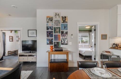 Ballard Apartment | Ballard Craftsman | Sleeps 10 | A/C, BBQ & Firepit