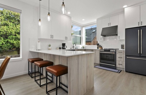 Loyal Heights Villa | Ballard Hangout - Arcade, Covered deck, Sleeps 10!