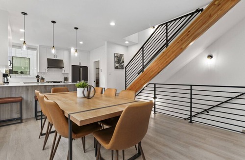 Loyal Heights Villa | Ballard Hangout - Arcade, Covered deck, Sleeps 10!