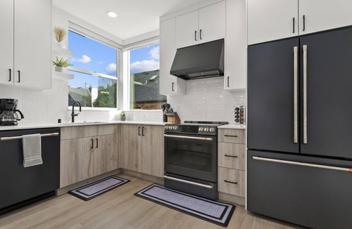 Loyal Heights Villa | Ballard Hangout - Arcade, Covered deck, Sleeps 10!