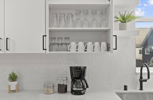 Loyal Heights Villa | Ballard Hangout - Arcade, Covered deck, Sleeps 10!