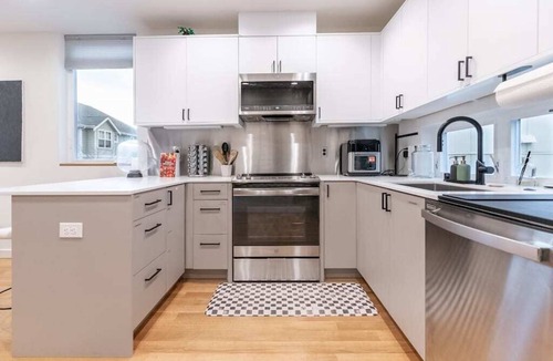 West Woodland Condo | Ballard's Pet-Friendly Mid Century Home + Rooftop Deck