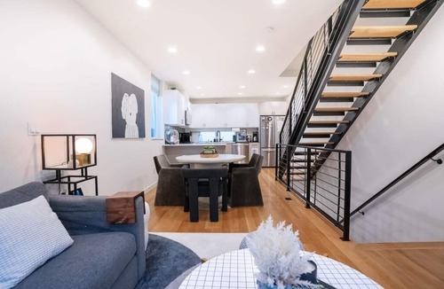 West Woodland Condo | Ballard's Pet-Friendly Mid Century Home + Rooftop Deck