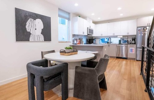 West Woodland Condo | Ballard's Pet-Friendly Mid Century Home + Rooftop Deck