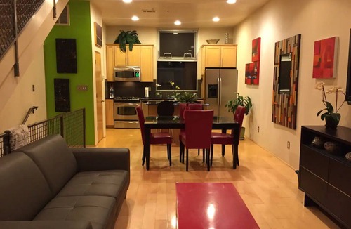 Raynolds Addition Apartment | Balloon Fiesta 3-Story Loft downtown w/gated security & jacuzzi bathtub.
