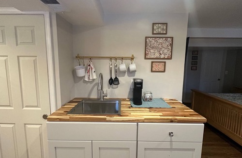 Ballston Apartment | Ballston Studio: 4 block metro walk - free parking