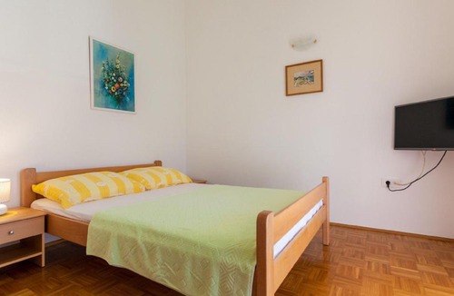 Milcetici Apartment | Balmy Apartment in Malinska near Sea