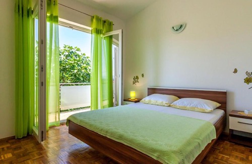 Milcetici Apartment | Balmy Apartment in Malinska near Sea