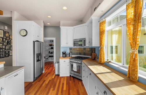 Plain House | Balsamroot - Elegant and Expansive Escape