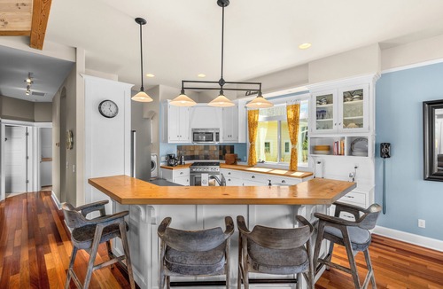 Plain House | Balsamroot - Elegant and Expansive Escape