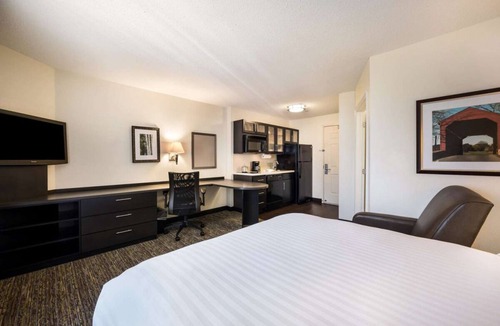 Linthicum Heights Hotel | Baltimore Adventure Awaits! Prime Location, Pets Allowed, Fully Kitchen!