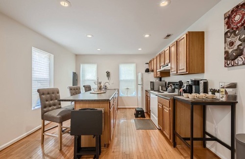 Downtown Baltimore Apartment | Baltimore Beauty! Johns Hopkins! Private Parking!