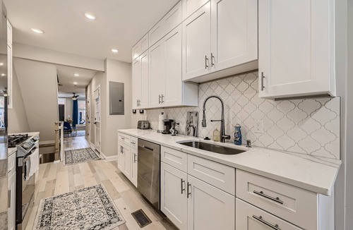 Canton House | BALTIMORE ROWHOUSE CLOSE TO WATER KING BED PARKING