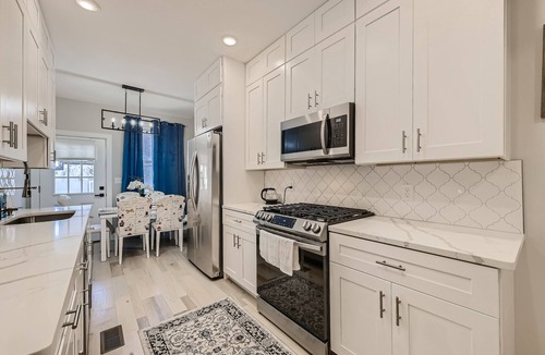 Canton House | BALTIMORE ROWHOUSE CLOSE TO WATER KING BED PARKING