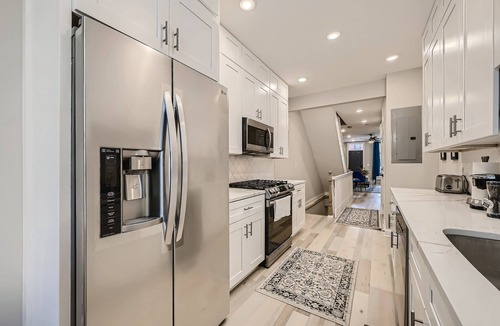 Canton House | BALTIMORE ROWHOUSE CLOSE TO WATER KING BED PARKING