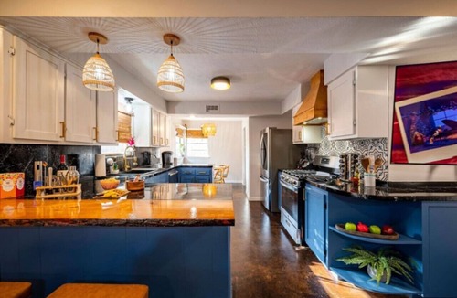 Westbury House | Bamboo Lagoon + Poolside Firelight + Jacuzzi & BBQ