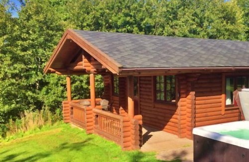 Morpeth Cabin | Bamburgh Log Cabin, with Hot Tub