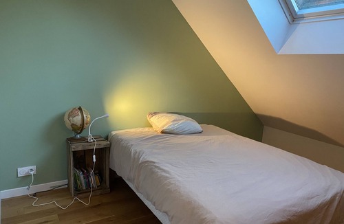 Saint-Fiacre-sur-Maine Bed & Breakfast | Bana tree private room: Tree-lined house facing the river