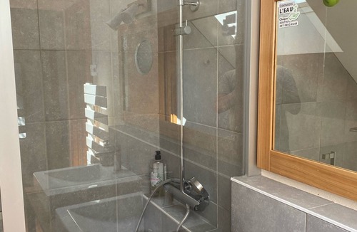 Saint-Fiacre-sur-Maine Bed & Breakfast | Bana tree private room: Tree-lined house facing the river