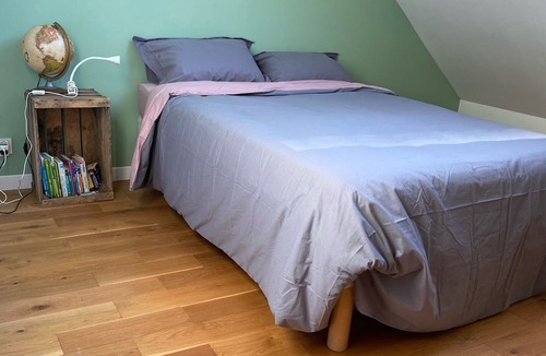 Saint-Fiacre-sur-Maine Bed & Breakfast | Bana tree private room: Tree-lined house facing the river