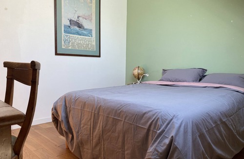Saint-Fiacre-sur-Maine Bed & Breakfast | Bana tree private room: Tree-lined house facing the river