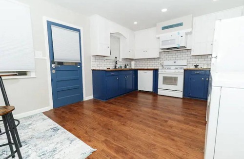 Broadmoor House | Banana Cabana- Entire 3 bedroom and 1 bath!