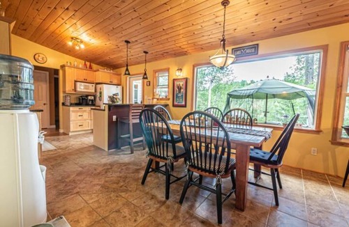 Bancroft Cottage | Bancroft - Private Lakefront Cottage – Peaceful Retreat on Batelle/Rock Lake
