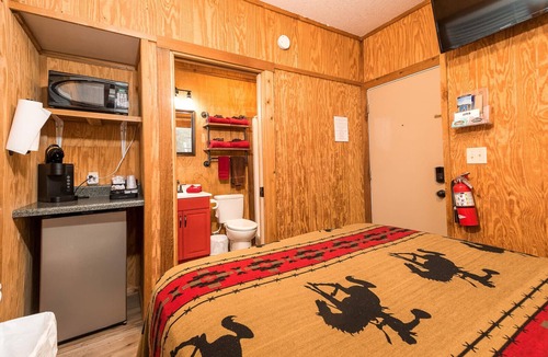 Bandera Hotel | Bandera Bunkhouse On Main #3