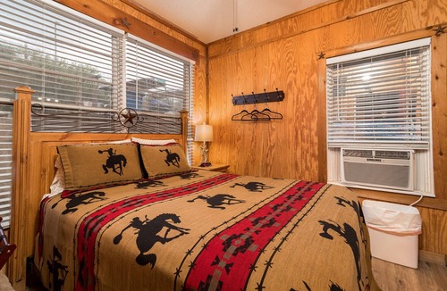Bandera Hotel | Bandera Bunkhouse On Main #4
