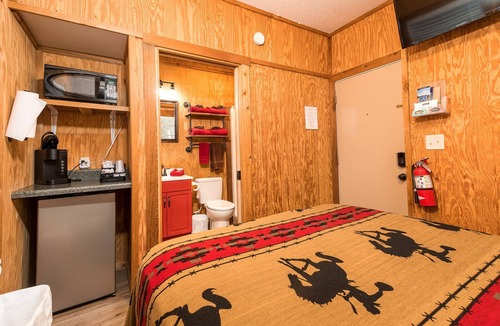 Bandera Hotel | Bandera Bunkhouse On Main #4