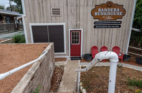 Bandera Hotel | Bandera Bunkhouse On Main #5