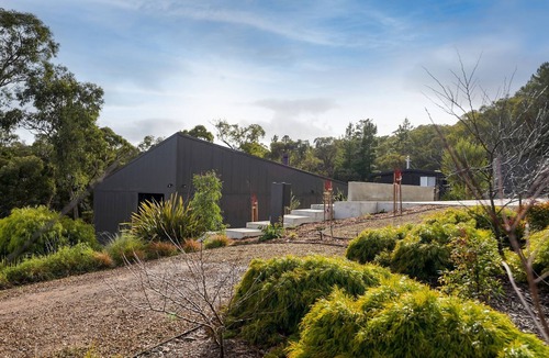 Hepburn Springs House | Banjo Treehouse - Architectural Elegance